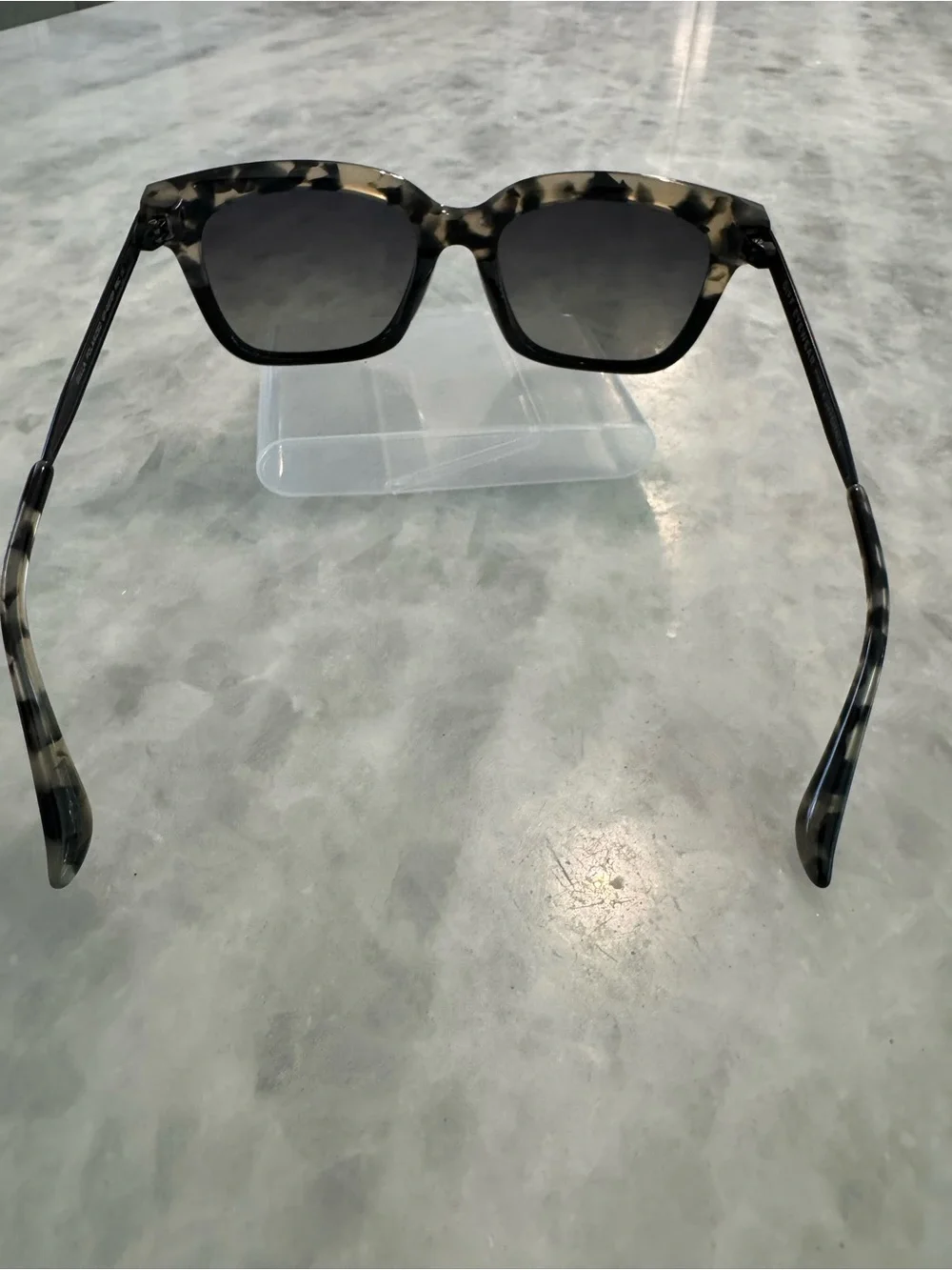 Diff Eyewear Bella Tortoiseshell Sunglasses w/ bonus cute pink round sunnies